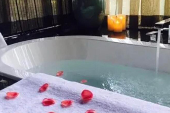 杭州余杭区水疗池中的失重冥想：当身体学会漂浮